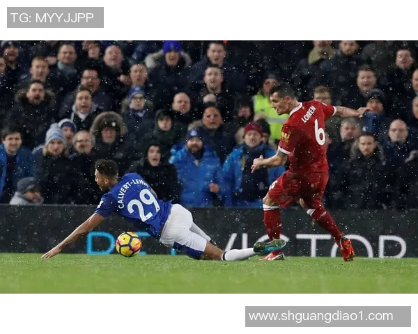 中超激战巴萨与曼联战成平局精彩瞬间引发全场热烈反响分析