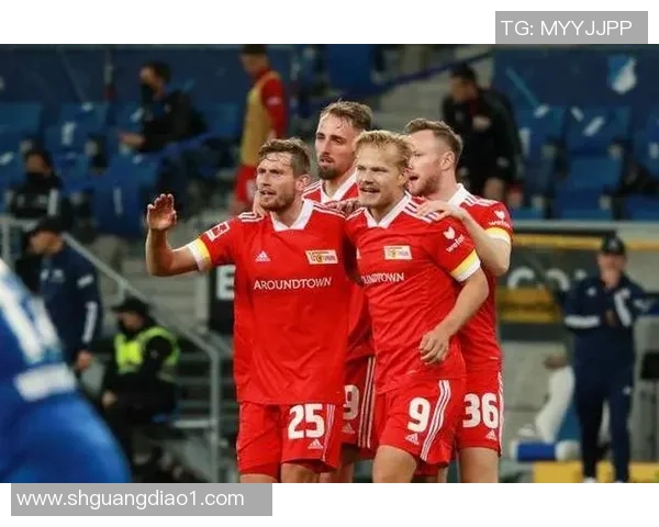 德甲焦点战莱比锡与里昂激战成平局绝杀瞬间引发全场热烈反响