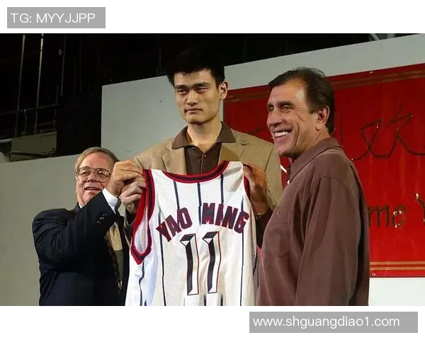 姚明交易背后的故事与影响解析：从NBA新星到中国篮球的象征