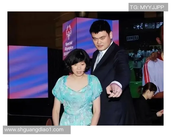 姚明凝视着眼前的奇怪景象心中暗自思索未来的篮球之路与人生选择