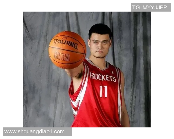 姚明骑哈雷畅游城市街头展现巨人风范与自由精神