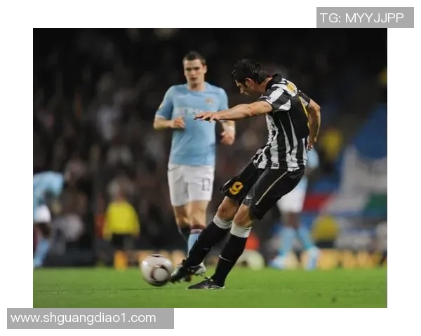 欧联杯精彩对决尤文图斯凭借帽子戏法战胜曼城全场沸腾