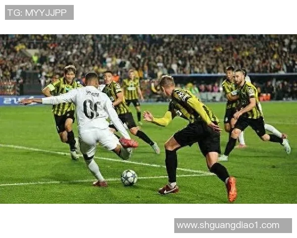 欧冠大战：皇马狂胜曼联4-0赛场气氛瞬间沸腾